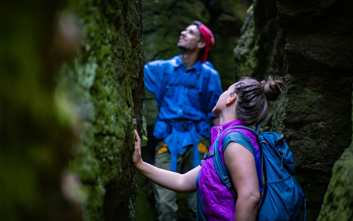 Wanderpaar am Hainfelsen bei Finsterbergen