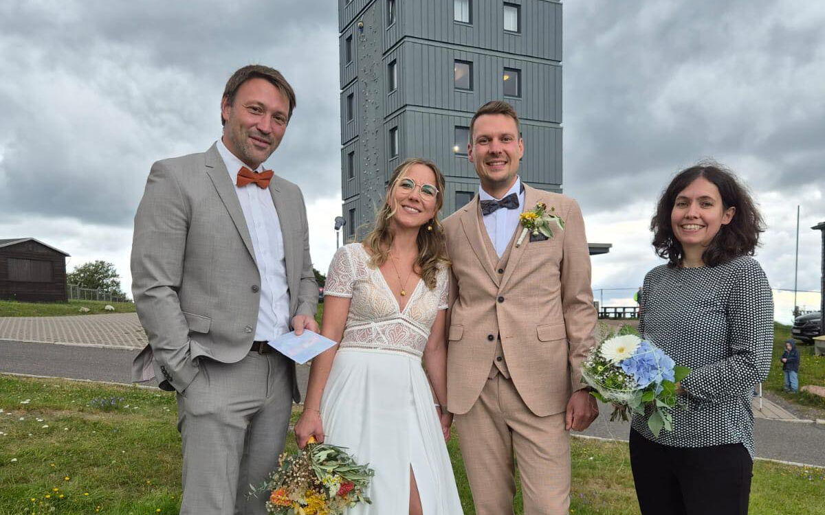 David Ortmann (Bürgermeister Bad Tabarz) und Standesbeamtin Sisa Möller gratulieren dem 200. Brautpaar auf dem Inselsberg.