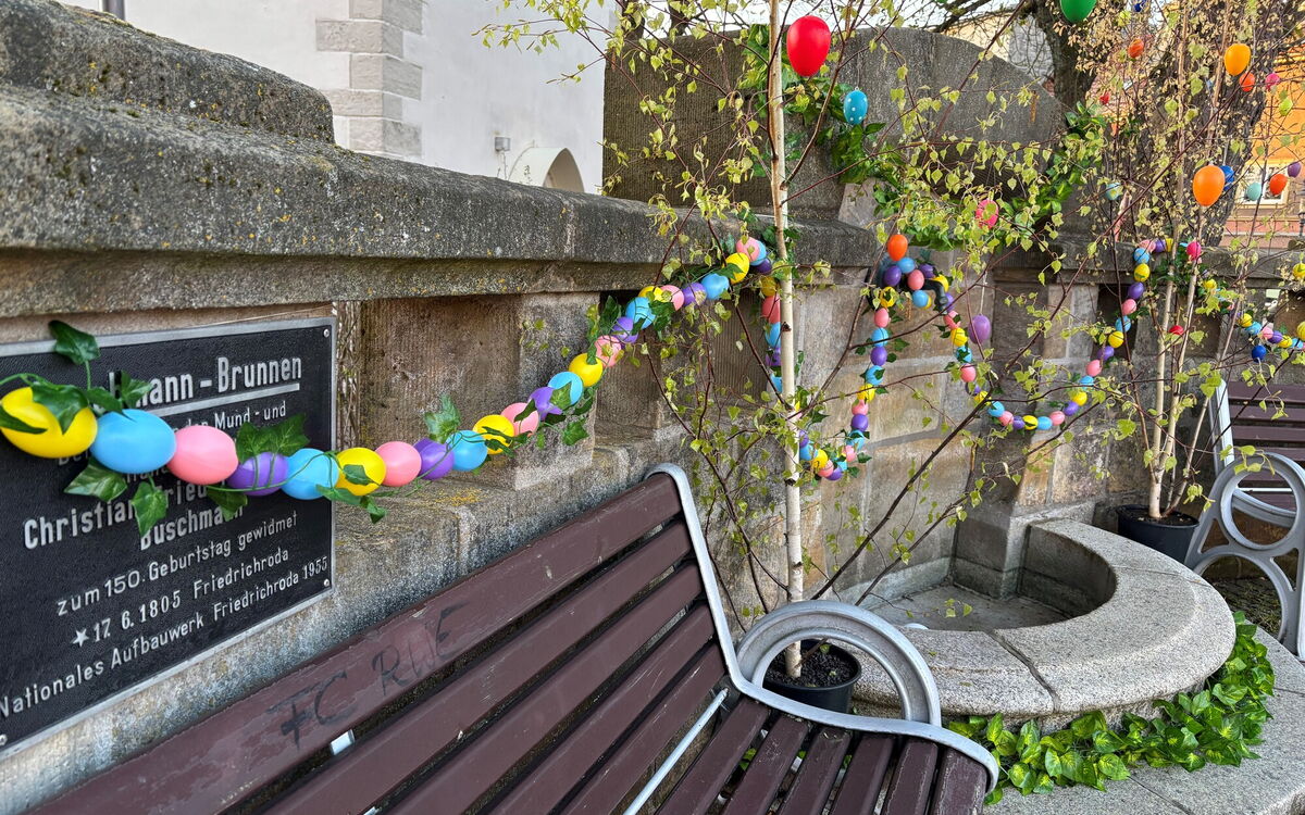 Buschmannbrunnen österlich geschmückt