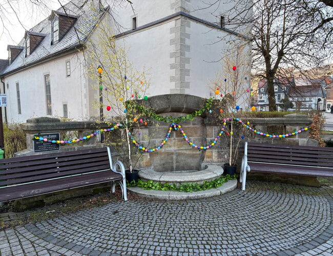 Buschmannbrunnen &ouml;sterlich geschm&uuml;ckt