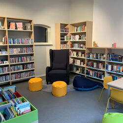 Bücherregale, Lesesessel und Sitzgruppe in der Bibliothek Friedrichroda