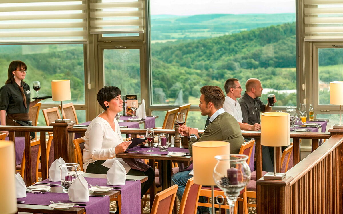 Das Steakrestaurant AZado im Ahorn Berghotel in Friedrichroda (Inselsbergregion) bietet einen hervorragenden Ausblick über den Thüringer Wald