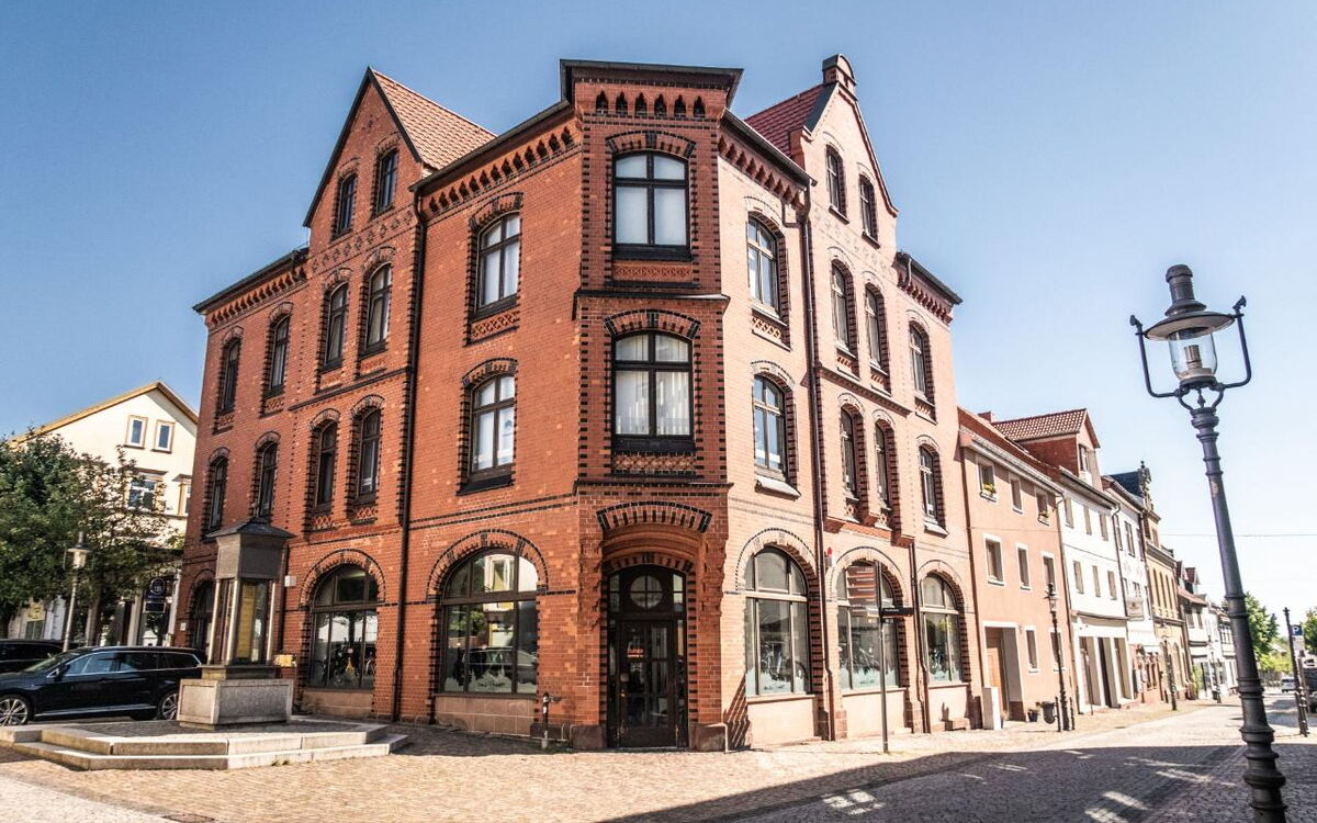 Haus aus Backstein an einer Straßenecke.