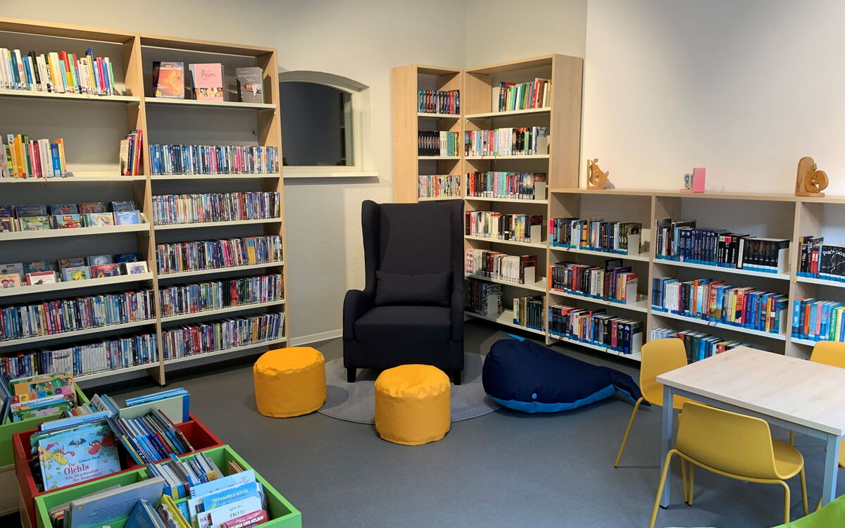 Bücherregale, Lesesessel und Sitzgruppe in der Bibliothek Friedrichroda