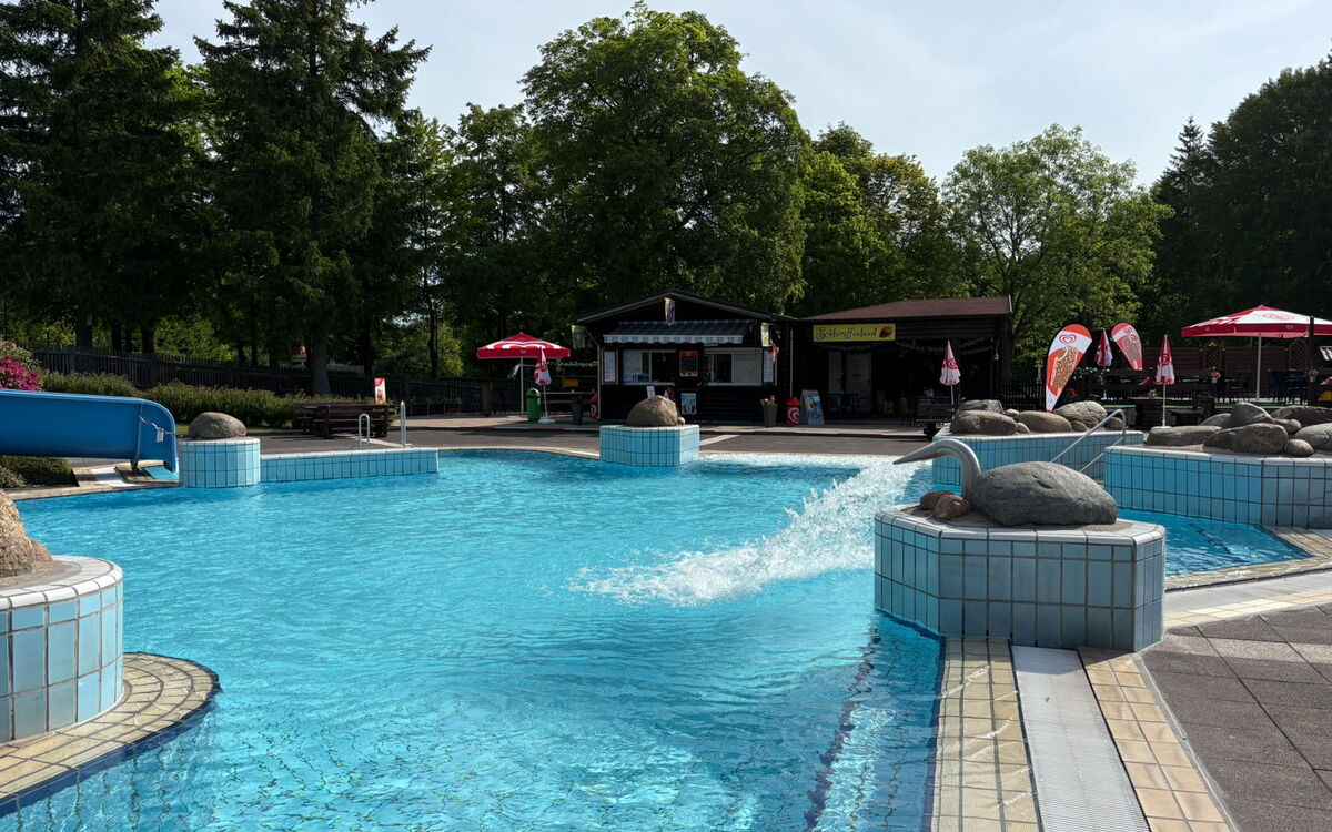 Wasserbecken im Freibad Finsterbergen