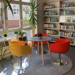 Sitzgruppe mit Bücherregal in der Bibliothek Friedrichroda