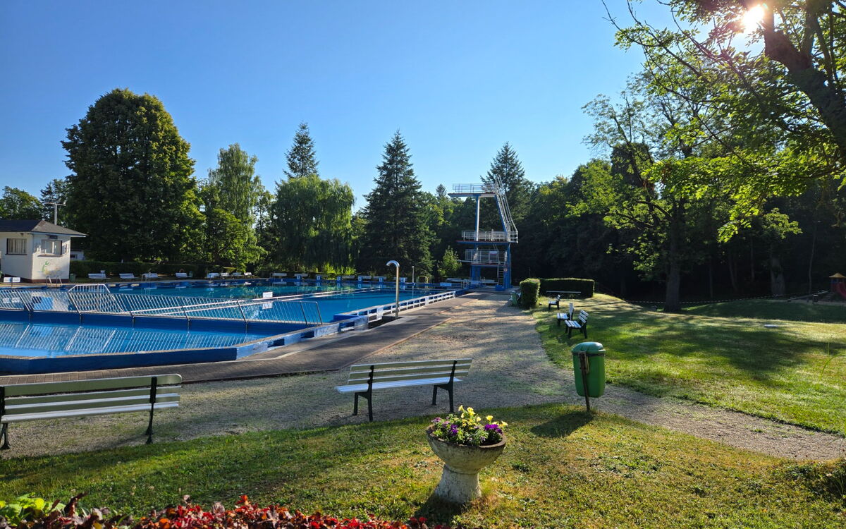 Schwimmbad Friedrichroda mit Sprungturm und Liegewiese