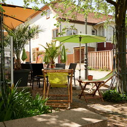 Terrasse mit Liegestühlen am Kurcafé Friedrichroda