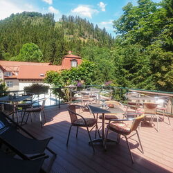 Die bestuhlte Terrasse von der Pension Café Waldschlösschen mit Blick auf den Thüringer Wald in Friedrichroda