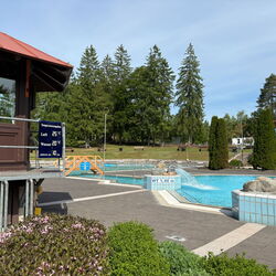 Freibad Finsterbergen mit Rutsche und Liegewiese