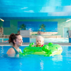 Innen-Pool mit Kinderbecken © 