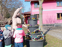 Brunnen Ernstroda &ouml;sterlich geschm&uuml;ckt Kita Kinder