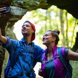 Wanderpaar am Hainfelsen bei Finsterbergen