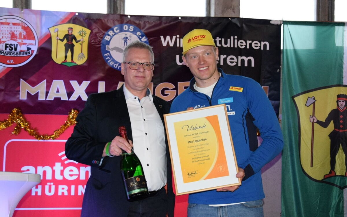 Bürgermeister übergibt Urkunde an Max Langenhan