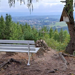 Weiße Bank am gleichnamigen Aussichtspunkt mit Blick auf Finsterbergen