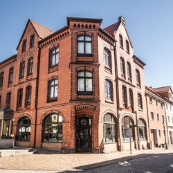 Haus aus Backstein an einer Straßenecke.