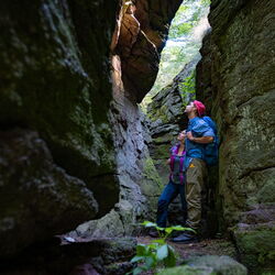 Wanderpaar am Hainfelsen bei Finsterbergen