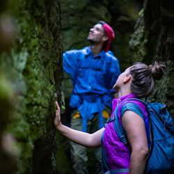 Wanderpaar am Hainfelsen bei Finsterbergen