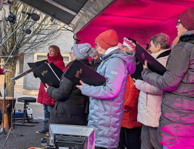 Gesangsauftritt Chor auf der B&uuml;hne